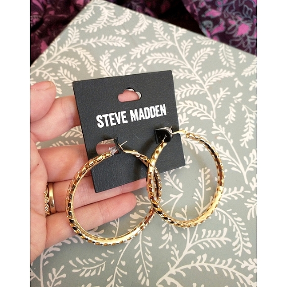 NWT! STEVE MADDEN Gold Textured Hoop Earrings - Picture 8 of 11